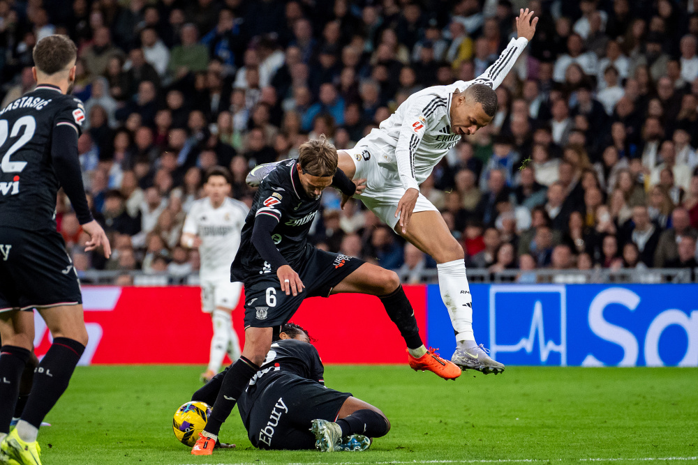 雷火竞技- 莱万多夫斯基十佳球 